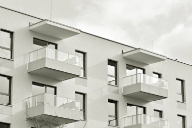 Yeni bir modern apartman detayını. Siyah ve beyaz.