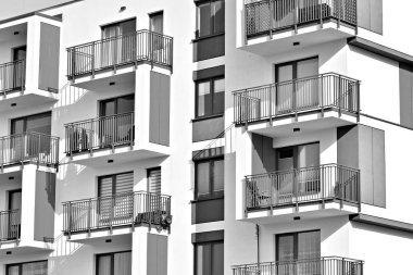 Yeni bir modern apartman detayını. Siyah ve beyaz.