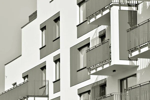 Detail Eines Modernen Mehrfamilienhauses Schwarz Weiß — Stockfoto