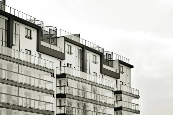Detail Eines Modernen Mehrfamilienhauses Schwarz Weiß — Stockfoto