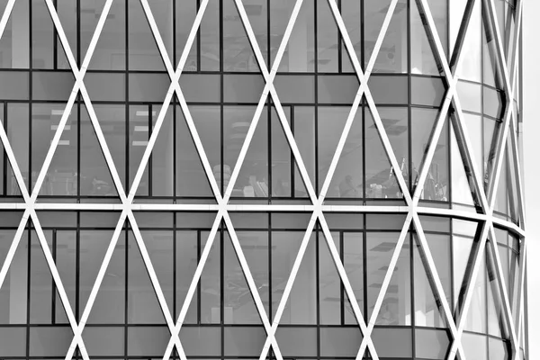 Cam duvarlar bir ofis binası - iş geçmişi. Siyah ve beyaz.