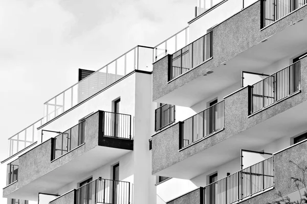 Yeni bir modern apartman detayını. Siyah ve beyaz.