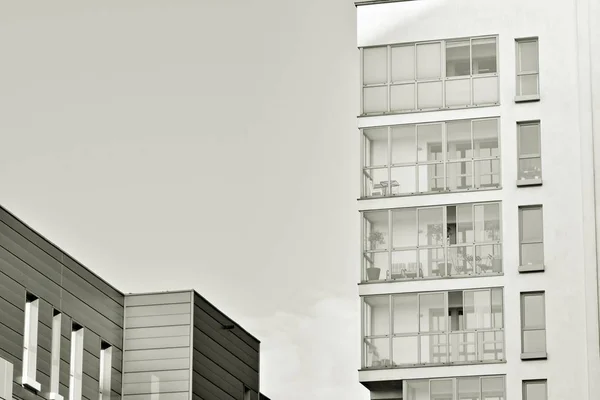 Λεπτομέρεια Από Ένα Νέο Σύγχρονο Κτήριο Διαμερισμάτων Μαύρο Και Άσπρο — Φωτογραφία Αρχείου