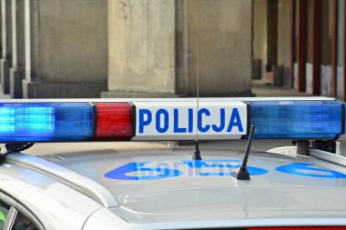 Polis arabası siren şehrin barikat sırasında yanıp sönen mavi