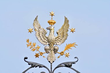 Varşova, Polonya. 10 Mart 2018. Üniversite kapısı üzerinde gümüş taç kartal.