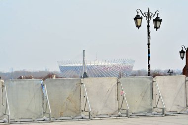 Varşova, Polonya. 10 Mart 2018. Onlar sadece hükümeti destekleyen kişi gidecek başka bir anma Smolensk uçak kazasında polis bir kordon oluşturmak için hazırlık.