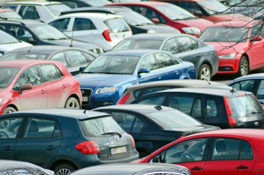 Varşova, Polonya. 13 Mart 2018. Birçok şehirde otopark arabalar