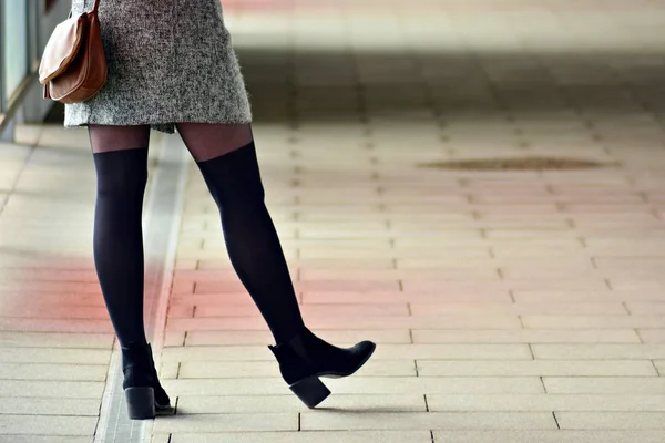 Женские Ноги Высоких Каблуках Городской Фон — стоковое фото