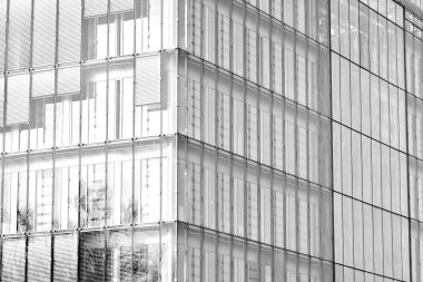 Cam duvarlar bir ofis binası - iş geçmişi. Siyah ve beyaz.