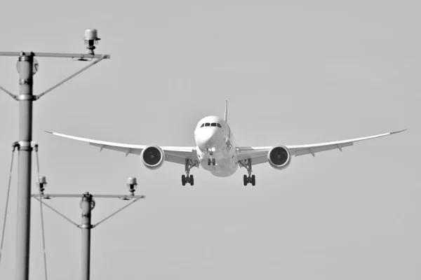 Flugzeug Landet Auf Dem Flughafen Schwarz Weiß — Stockfoto