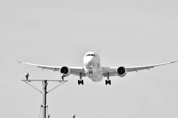 Letadlo Přistání Letišti Černá Bílá — Stock fotografie