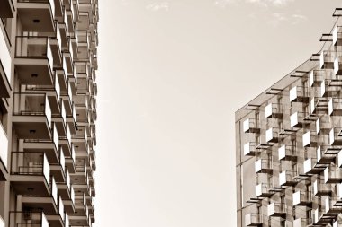 Yeni bir modern apartman detayını. Siyah ve beyaz.