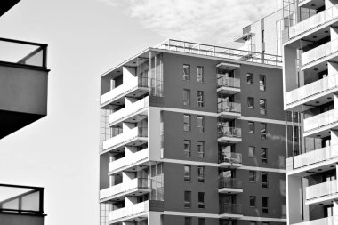 Yeni bir modern apartman detayını. Siyah ve beyaz.