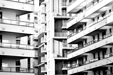 Yeni bir modern apartman detayını. Siyah ve beyaz.