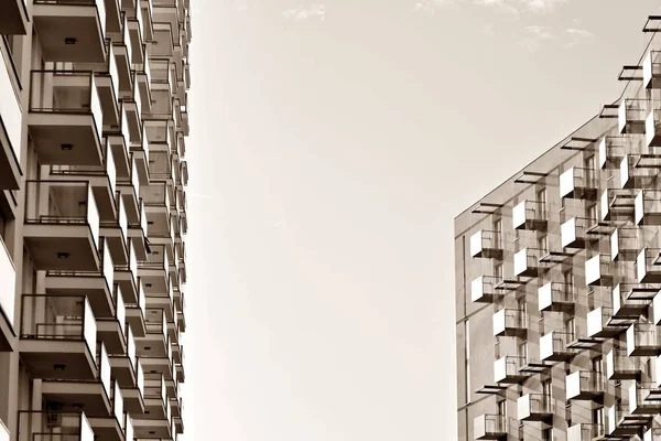 Yeni bir modern apartman detayını. Siyah ve beyaz.