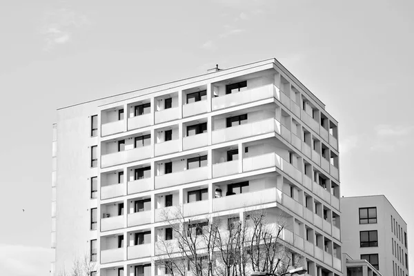 Detail Eines Modernen Mehrfamilienhauses Schwarz Weiß — Stockfoto