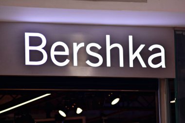 Varşova, Polonya. 14 Mart 2018. Bershka imzala. Şirket tabela Bershka.