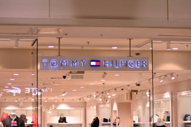 Varşova, Polonya. 14 Mart 2018. Tommy Hilfiger imzala. Şirket tabela Tommy Hilfiger.