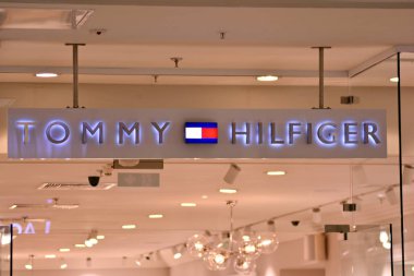 Varşova, Polonya. 14 Mart 2018. Tommy Hilfiger imzala. Şirket tabela Tommy Hilfiger.