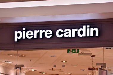 Varşova, Polonya. 16 Mart 2018. Pierre Cardin imzala. Şirket tabela Pierre Cardin.