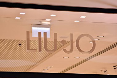 Varşova, Polonya. 16 Mart 2018. Liujo imzalamak. Şirket tabela Liujo.