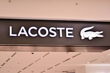 Varşova, Polonya. 16 Mart 2018. Lacoste imzala. Şirket tabela Lacoste.
