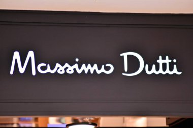 Varşova, Polonya. 16 Mart 2018. Massimo Dutti imzala. Şirket tabela Massimo Dutti.