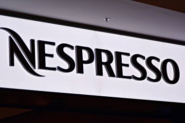 Varşova, Polonya. 16 Mart 2018. Nespresso imzala. Şirket tabela Nespresso.