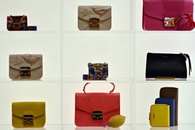 Varşova, Polonya. 16 Mart 2018. Bayan Moda aksesuarlar. Bir kadın mağaza çanta koleksiyonu. Furla mağaza.