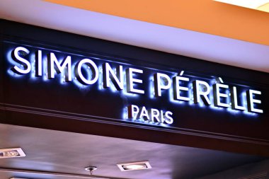 Varşova, Polonya. 16 Mart 2018. Simone Perele imzalamak. Şirket tabela Simone Perele.