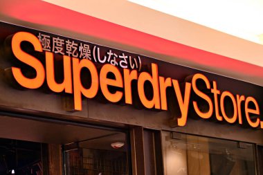 Varşova, Polonya. 16 Mart 2018. İşareti Superdry mağaza. Tabela Superdry mağaza şirket.