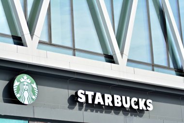 Varşova, Polonya. 16 Mart 2018. İşareti Starbucks. Şirket tabela Starbucks.