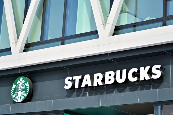 Varsovia Polonia Marzo 2018 Firma Starbucks Letrero Empresa Starbucks —  Fotos de Stock