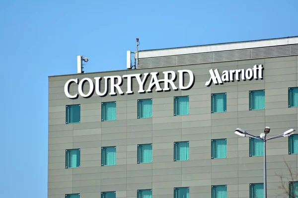 Warszawa Polen Mars 2018 Logga Courtyard Marriott Företaget Skylt Courtyard — Stockfoto