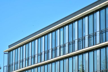 Modern bir ofis binasının dışı.