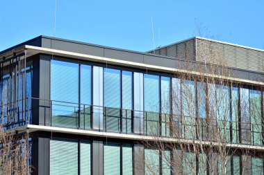 Modern bir ofis binasının dışı.