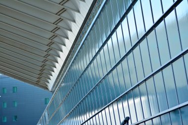 Modern bir ofis binasının dışı.