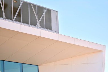 Modern bir ofis binasının dışı.