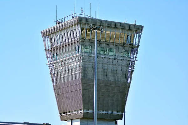 Torre Control Del Aeropuerto Con Cielos Despejados — Foto de Stock