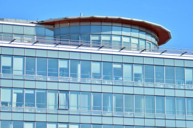 Modern bir ofis binasının dışı.