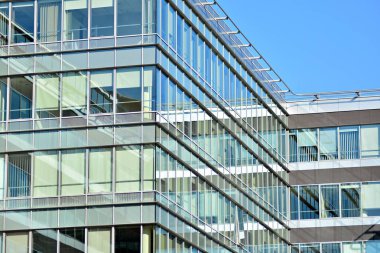 Modern bir ofis binasının dışı.