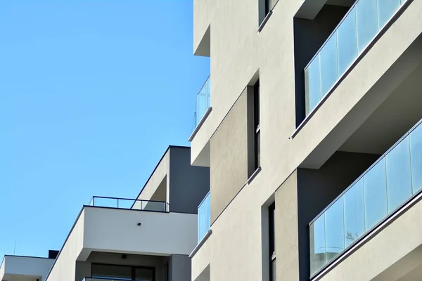 Подробная Информация Многоквартирном Доме Балконами — стоковое фото