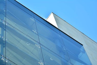 Modern bir ofis binasının dışı.