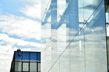 Modern bir ofis binasının dışı.