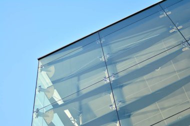 Modern bir ofis binasının dışı.