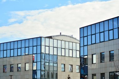 Modern bir ofis binasının dışı.