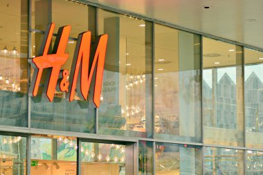 Varşova, Polonya. 21 Mart 2018. İşaret H ve M. şirket tabela H ve M.