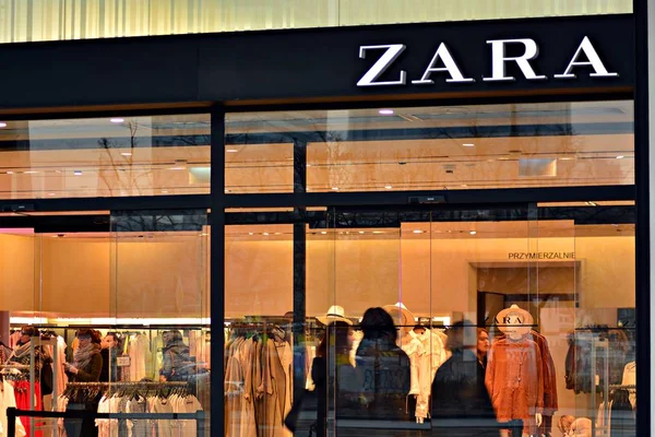 Warschau Polen Maart 2018 Ondertekenen Van Zara Bedrijf Uithangbord Zara — Stockfoto