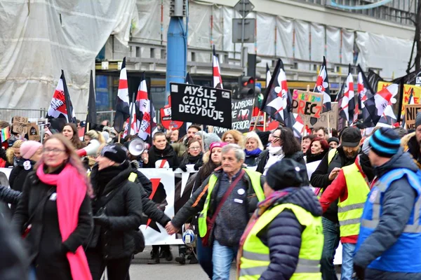 Warschau Polen Maart 2018 Duizenden Mensen Protesten Warschau Tegen Nieuwste — Stockfoto