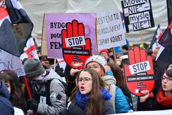 Warschau Polen Maart 2018 Duizenden Mensen Protesten Warschau Tegen Nieuwste — Stockfoto